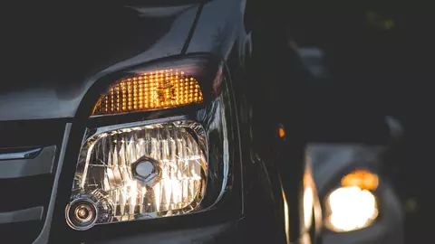 Cum te poate afecta lumina de la farurile mașinii, în funcție de vârstă