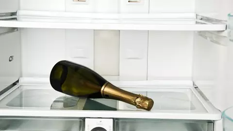 De ce nu e bine să păstrezi șampania în frigider