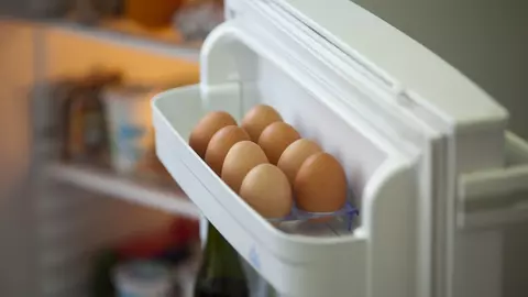 De ce nu ar trebui să depozitezi ouăle pe raftul de pe ușa frigiderului