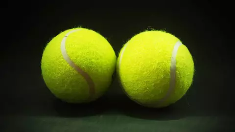 Mingea de tenis, obiectul care nu ar trebui să îți lipsească în timpul călătoriei cu avionul