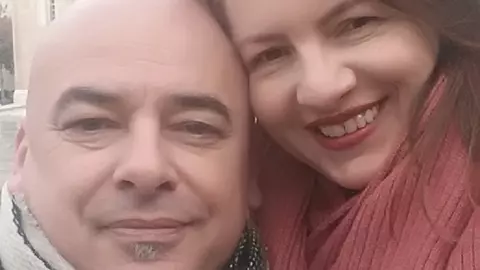 Povești de dragoste pe Internet: ”Relația noastră de cuplu a început pe Instagram, a continuat în viața reală și la doar un an ne căsătorim”