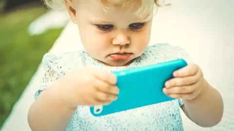 Ce se întâmplă cu copiii care folosesc telefonul mobil de la vârste fragede