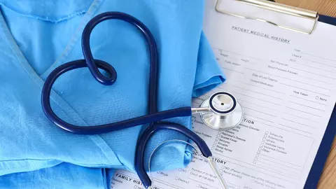O echipă de studenți mediciniști oferă informații despre metodele de prevenire a bolilor