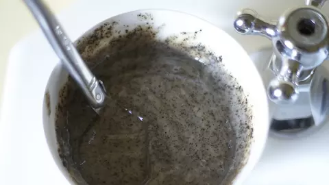 Masca cu cafea te ajută să arăți ca la 18 ani. Uite cât de simplu se prepară
