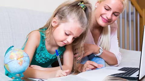Îți este greu să îți convingi copilul să își facă temele? Urmează acești pași simpli