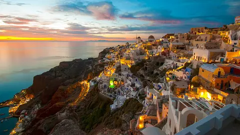 Santorini, un magnet pentru îndrăgostiții din toată lumea