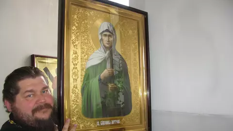 Minunea care a uimit enoriașii dintr-o biserică! Chipul unei sfinte importante a apărut pe perete
