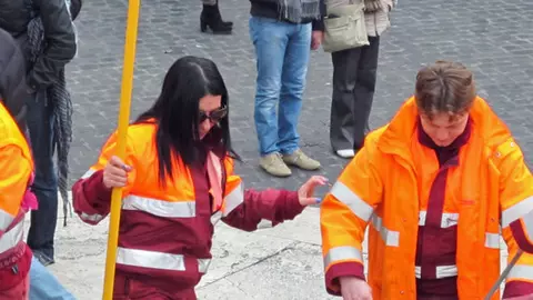 În România era profesoară, cu două facultăţi, dar acum este măturătoare în Italia. Povestea impresionantă a unei femei de 55 de ani