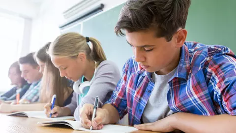 La colegiile de top din București se intră cu medii tot mai mari. Cum îi afectează acest lucru pe elevi?