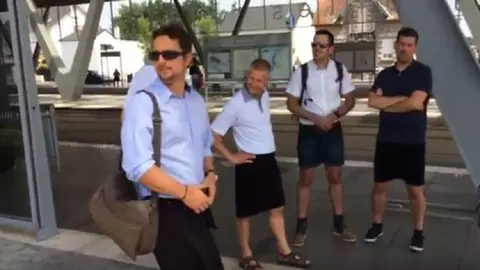 Motivul pentru care mai mulți șoferi de autobuz s-au îmbrăcat în fustă
