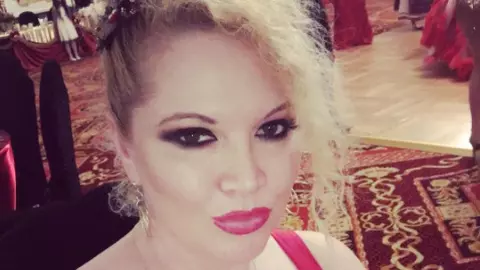 Oana Lis a ieșit să se relexeze la plajă. Cum a apărut soţia lui Viorel Lis: „Nici Guvernul nu munceşte azi!”
