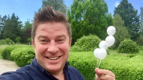În tinerețe avea plete, iar astăzi este unul dintre cei mai apreciați prezentatori de la noi! Cum arata Pavel Bartoș în tinerețe