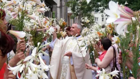 Astăzi se sfinţesc crinii. Este o mare sărbătoare pentru creștini! Îl prăznuim pe Sfântul Anton de Padova