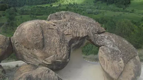 Destinație de vacanță: Trovanții sau ,,pietrele vii’’. Uite unde găsești aceste locuri