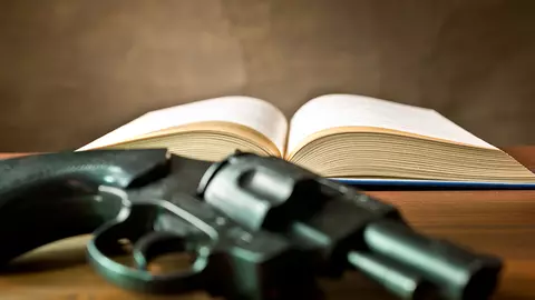 Cărți polițiste la reducere – ofertele de vacanță ale editurilor