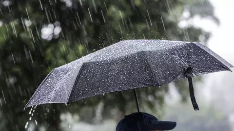 Cum va fi vremea în weekend? După temperaturi caniculare, urmează ploi torențiale abundente