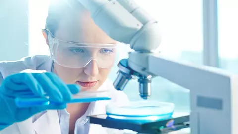 Ce analize ar trebui să faci la 20, 30, 40 și 50 de ani pentru a depista cancerul