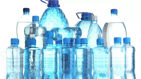 Depozitezi apa în sticle mai vechi? Acest obicei îți poate cauza probleme grave de sănătate