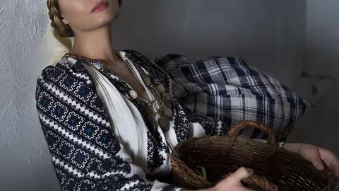 Laura Cosoi, apariție de senzație! Cum arată actrița într-o ie românească autentică