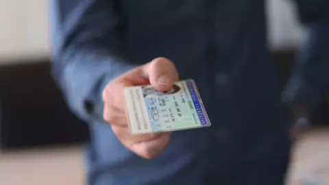 Cărțile de identitate ar putea fi schimbate începând de anul viitor. Cum vor arăta noile buletine