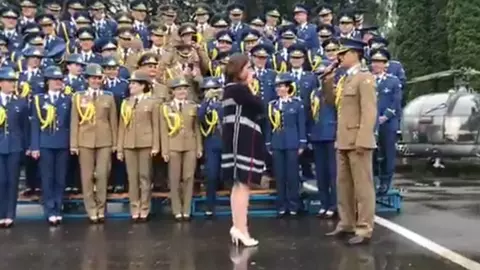 Clipă emoționantă în timpul unei ceremonii militare de la Brașov! O tânără a început să plângă de față cu toată lumea