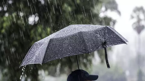 Meteorologii au prelungit codul portocaliu de ploi abundente. Vezi care sunt zonele vizate