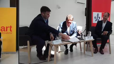 Elevii români vor învăța după manuale de calitate europeană