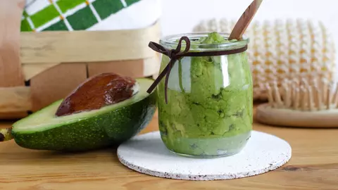 Îți cade părul și ai firele despicate? Soluția cea mai bună esta masca cu avocado