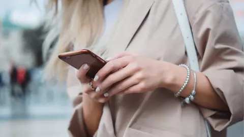 Cât de des și cum trebuie să-ți dezinfectezi telefonul mobil?
