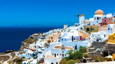6 motive să mergi în această vară în Santorini