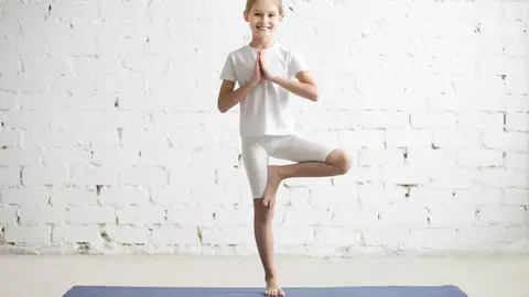 Exerciții yoga pentru copii. Episodul 3: tehnica de relaxare „Postura copacului”