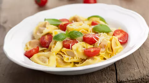 Tortellini cu brânză și roșii cherry, în sos alb! Un preparat delicios, perfect pentru masa de prânz