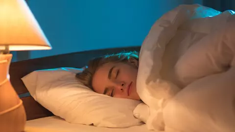 Dormi cu lumina aprinsă în timpul nopții? Aceasta este boala pe care riști să o dezvolți