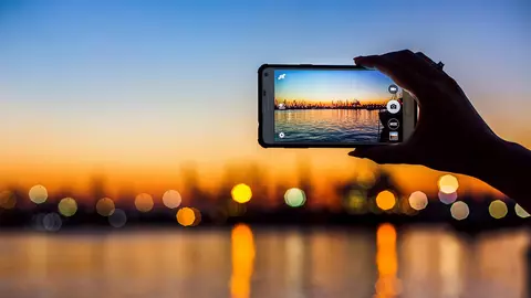 Nu te desparți niciodată de telefonul mobil și faci tot timpul fotografii? Uite ce spune acest lucru despre tine