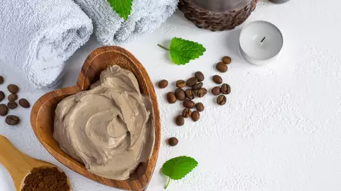 Masca de păr cu cafea, tratamentul care te ajută să ai un păr strălucitor