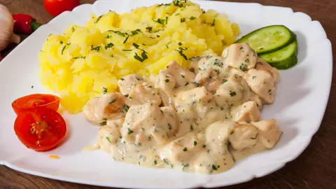 Piept de pui cu sos gorgonzola. Un preparat original și delicios