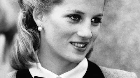 Viața Prințesei Diana în imagini