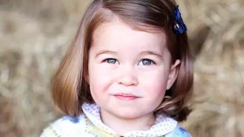 Motivul pentru care prințesa Charlotte poartă mereu părul prins cu o fundiță