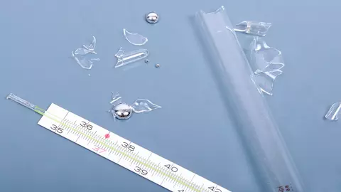 Ce trebuie să faci imediat după ce ai spart un termometru? Ai mare grijă, îți poți pune sănătatea în pericol