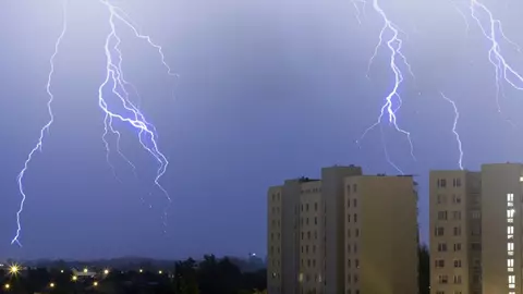 Cod galben de furtuni în București și cod portocaliu în alte patru județe din țară. Ce măsuri a luat Primăria Capitalei?