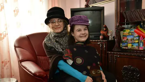 Lorelai Moşneguţu, în prima zi de școală. Fotografii emoționante cu fetița fără mâini alături de colegii ei