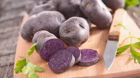 Cum te ajută cartofii mov să previi cancerul de colon