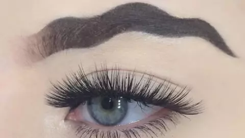 Sprâncenele în valuri, noul trend promovat de make-up artiști. Cum poți obține acest look