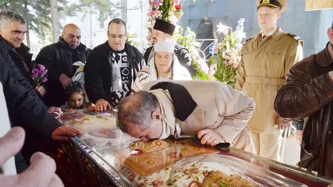 Blestemul de sub veșmintele Sfintei Parascheva. Ce trebuie să știi despre moaște?