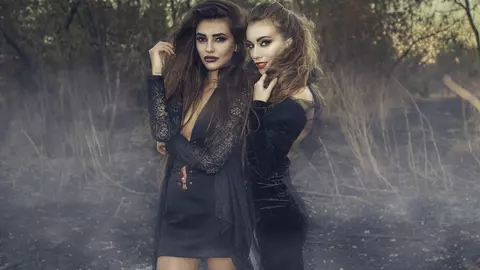 Îți place să te costumezi în seara de Halloween? Acest lucru îți poate pune în pericol relația de cuplu