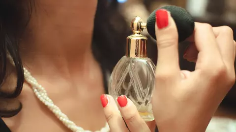 Ce trebuie să faci pentru ca mirosul de parfum să reziste mai mult timp pe pielea ta