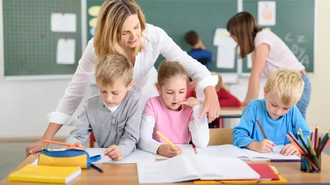 Noua metodologie a Ministerului Educației. Auxiliarele didactice ar putea ajunge în școli abia la începutul anului viitor