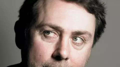 Actorul Sean Hughes a murit. Celebrul comediant avea doar 51 de ani