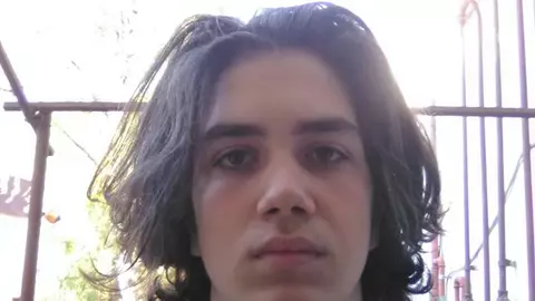 Povestea unui elev care a fost dat afară de la ore pentru că avea părul lung. Reacția conducerii liceului