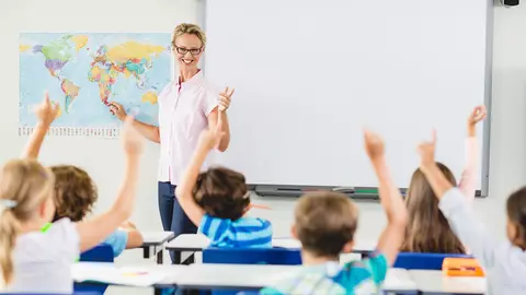 Ce se întâmplă cu auxiliarele școlare și când vor ajunge pe băncile elevilor?
